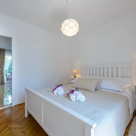 Comfortable Bukvic דירה